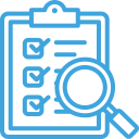 Blauwe lijntekening van een klembord met een checklist en drie vinkjes. Een vergrootglas zweeft over het onderste gedeelte, wat duidt op controle of inspectie - ideaal voor het bijhouden van controles van airco's of onderhoudstaken.