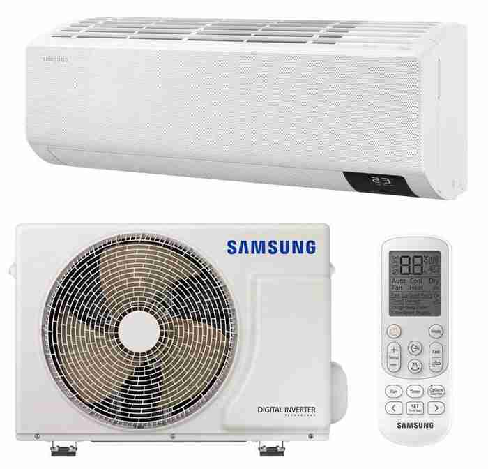 Samsung airconditioner set voor eenvoudige airco installatie, met een witte binnenunit, een buitenunit met zichtbare ventilator en Samsung logo, plus een afstandsbediening die de instellingen op het scherm weergeeft.