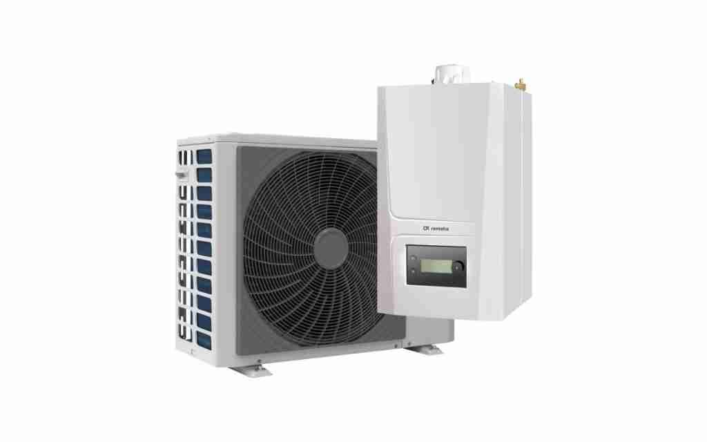 Een witte hybride warmtepompinstallatie met twee units: een grote buitenunit met een zichtbare ventilator en een kleinere binnenunit met een digitaal display, beide tegen een effen witte achtergrond.