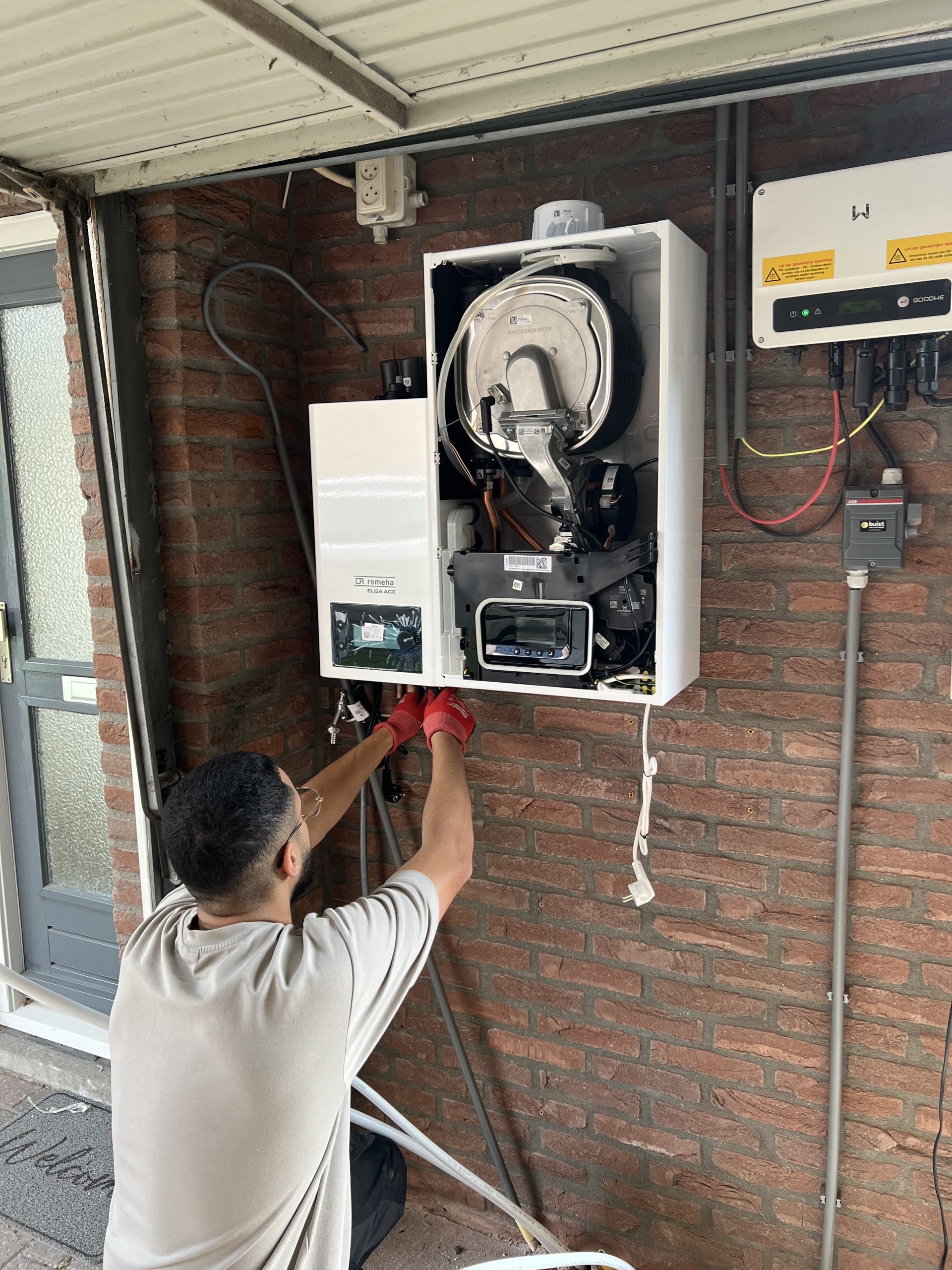 Sezer Yas van Yass Installatie aan het werk bij een warmtepomp