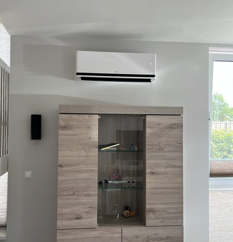 Airconditioning installatie boven de kast midden in de woonkamer