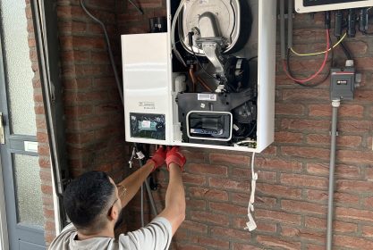 Sezer Yas van Yass Installatie aan het werk bij een warmtepomp