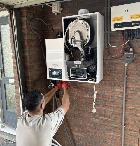 Sezer Yas van Yass Installatie aan het werk bij een warmtepomp