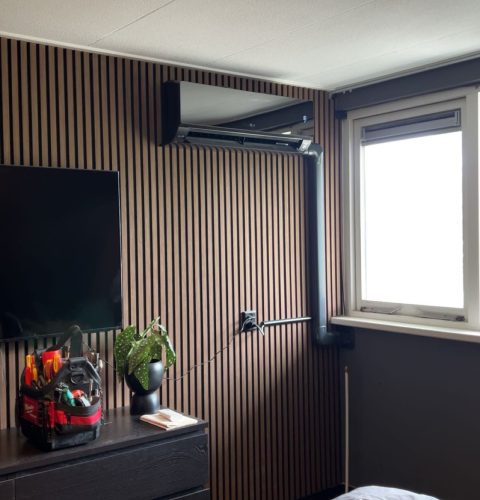 Airconditioning installatie rechtsboven de muur op de slaapkamer