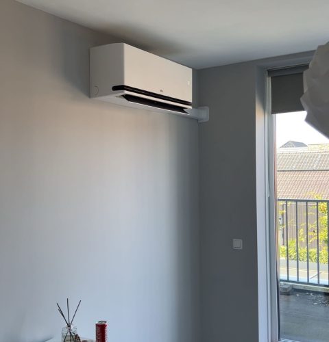Airconditioning installatie rechtsboven aan de muur