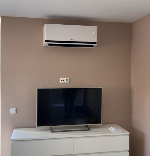 Airconditioning installatie boven de tv