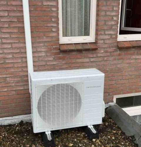 Sezer Yas van Yas Installatie heeft een witte warmtepomp buiten geplaatst in Emmen